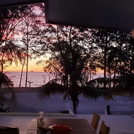 Eagle Bay Retreat Borneo Beach Villas Beach Front Kumbatang Bagian luar foto